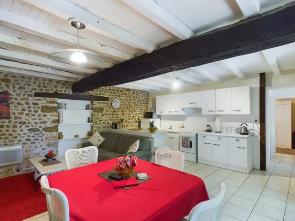 Bel ensemble immobilier composé d'une maison en pierre avec 5 gîtes