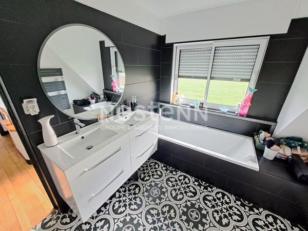 Quartier recherché pour cette maison de 116 m² tout en lumière entièrement rénovée.