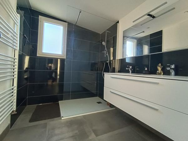 Magnifique contemporaine de 4 chambres à vendre idéalement située à Vannes dans secteur recherché