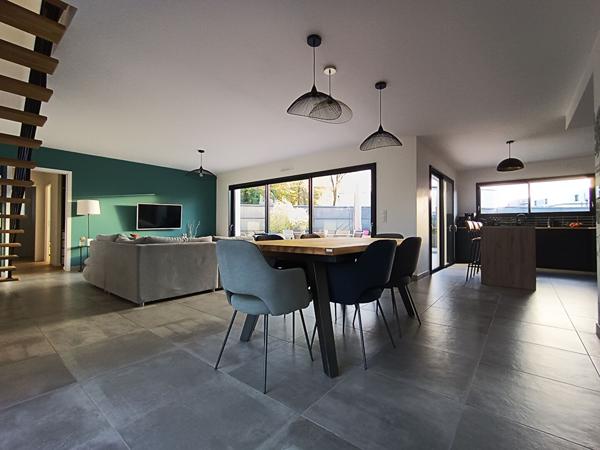 Magnifique contemporaine de 4 chambres à vendre idéalement située à Vannes dans secteur recherché