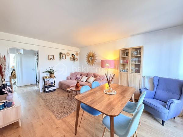Dans une résidence CALME et VERDOYANTE, venez découvrir cet appartement de 48 m2 TRAVERSANT et LUMINEUX.
Situé au 2eme étage d'un immeuble de 3 étages, ce bien se compose d'une entrée avec rangement, un salon SPACIEUX  de 22m2, une cuisine AMENAGEE de 8m2 , une chambre de 12m2 et une SDB avec WC.

Une place de parking et une cave complète ce bien.

Les ++ :

RAPID MARKET à 1 mn à pied
Boulangerie et deux pizzeria à 5 mn
BAR TABAC et Relais Colis à 4 mn
Centre Médical à 5 mn 
Cinéma, un marché couvert TOUS LES VENDREDIS MATIN et une MICRO CRECHE à 5mn.
A 5mn à pied de l'école Elémentaire Edouard HERRIOT.
A 9 mn à pied de la Maternelle Paul LETOMBE.
A 5mn du Bus 114 qui dessert le RER A en 16mn et à 12 mn du RER E le Raincy Villemomble.
A 5 mn du PARC DES COTEAUX D'AVRON