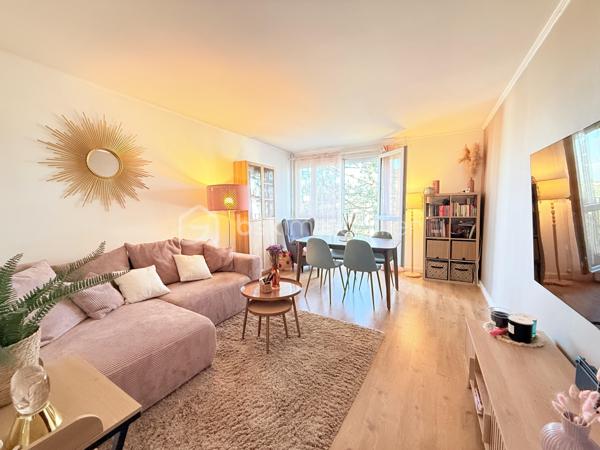 Dans une résidence CALME et VERDOYANTE, venez découvrir cet appartement de 48 m2 TRAVERSANT et LUMINEUX.
Situé au 2eme étage d'un immeuble de 3 étages, ce bien se compose d'une entrée avec rangement, un salon SPACIEUX  de 22m2, une cuisine AMENAGEE de 8m2 , une chambre de 12m2 et une SDB avec WC.

Une place de parking et une cave complète ce bien.

Les ++ :

RAPID MARKET à 1 mn à pied
Boulangerie et deux pizzeria à 5 mn
BAR TABAC et Relais Colis à 4 mn
Centre Médical à 5 mn 
Cinéma, un marché couvert TOUS LES VENDREDIS MATIN et une MICRO CRECHE à 5mn.
A 5mn à pied de l'école Elémentaire Edouard HERRIOT.
A 9 mn à pied de la Maternelle Paul LETOMBE.
A 5mn du Bus 114 qui dessert le RER A en 16mn et à 12 mn du RER E le Raincy Villemomble.
A 5 mn du PARC DES COTEAUX D'AVRON
