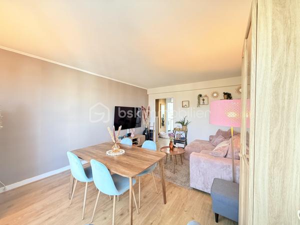 Dans une résidence CALME et VERDOYANTE, venez découvrir cet appartement de 48 m2 TRAVERSANT et LUMINEUX.
Situé au 2eme étage d'un immeuble de 3 étages, ce bien se compose d'une entrée avec rangement, un salon SPACIEUX  de 22m2, une cuisine AMENAGEE de 8m2 , une chambre de 12m2 et une SDB avec WC.

Une place de parking et une cave complète ce bien.

Les ++ :

RAPID MARKET à 1 mn à pied
Boulangerie et deux pizzeria à 5 mn
BAR TABAC et Relais Colis à 4 mn
Centre Médical à 5 mn 
Cinéma, un marché couvert TOUS LES VENDREDIS MATIN et une MICRO CRECHE à 5mn.
A 5mn à pied de l'école Elémentaire Edouard HERRIOT.
A 9 mn à pied de la Maternelle Paul LETOMBE.
A 5mn du Bus 114 qui dessert le RER A en 16mn et à 12 mn du RER E le Raincy Villemomble.
A 5 mn du PARC DES COTEAUX D'AVRON