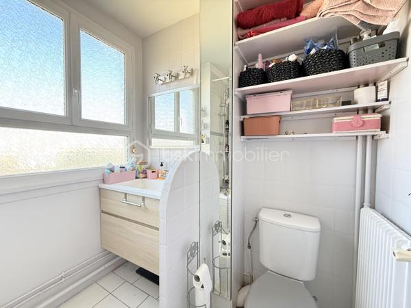 Dans une résidence CALME et VERDOYANTE, venez découvrir cet appartement de 48 m2 TRAVERSANT et LUMINEUX.
Situé au 2eme étage d'un immeuble de 3 étages, ce bien se compose d'une entrée avec rangement, un salon SPACIEUX  de 22m2, une cuisine AMENAGEE de 8m2 , une chambre de 12m2 et une SDB avec WC.

Une place de parking et une cave complète ce bien.

Les ++ :

RAPID MARKET à 1 mn à pied
Boulangerie et deux pizzeria à 5 mn
BAR TABAC et Relais Colis à 4 mn
Centre Médical à 5 mn 
Cinéma, un marché couvert TOUS LES VENDREDIS MATIN et une MICRO CRECHE à 5mn.
A 5mn à pied de l'école Elémentaire Edouard HERRIOT.
A 9 mn à pied de la Maternelle Paul LETOMBE.
A 5mn du Bus 114 qui dessert le RER A en 16mn et à 12 mn du RER E le Raincy Villemomble.
A 5 mn du PARC DES COTEAUX D'AVRON