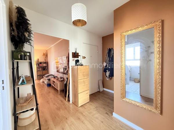 Dans une résidence CALME et VERDOYANTE, venez découvrir cet appartement de 48 m2 TRAVERSANT et LUMINEUX.
Situé au 2eme étage d'un immeuble de 3 étages, ce bien se compose d'une entrée avec rangement, un salon SPACIEUX  de 22m2, une cuisine AMENAGEE de 8m2 , une chambre de 12m2 et une SDB avec WC.

Une place de parking et une cave complète ce bien.

Les ++ :

RAPID MARKET à 1 mn à pied
Boulangerie et deux pizzeria à 5 mn
BAR TABAC et Relais Colis à 4 mn
Centre Médical à 5 mn 
Cinéma, un marché couvert TOUS LES VENDREDIS MATIN et une MICRO CRECHE à 5mn.
A 5mn à pied de l'école Elémentaire Edouard HERRIOT.
A 9 mn à pied de la Maternelle Paul LETOMBE.
A 5mn du Bus 114 qui dessert le RER A en 16mn et à 12 mn du RER E le Raincy Villemomble.
A 5 mn du PARC DES COTEAUX D'AVRON