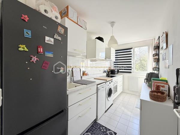 Dans une résidence CALME et VERDOYANTE, venez découvrir cet appartement de 48 m2 TRAVERSANT et LUMINEUX.
Situé au 2eme étage d'un immeuble de 3 étages, ce bien se compose d'une entrée avec rangement, un salon SPACIEUX  de 22m2, une cuisine AMENAGEE de 8m2 , une chambre de 12m2 et une SDB avec WC.

Une place de parking et une cave complète ce bien.

Les ++ :

RAPID MARKET à 1 mn à pied
Boulangerie et deux pizzeria à 5 mn
BAR TABAC et Relais Colis à 4 mn
Centre Médical à 5 mn 
Cinéma, un marché couvert TOUS LES VENDREDIS MATIN et une MICRO CRECHE à 5mn.
A 5mn à pied de l'école Elémentaire Edouard HERRIOT.
A 9 mn à pied de la Maternelle Paul LETOMBE.
A 5mn du Bus 114 qui dessert le RER A en 16mn et à 12 mn du RER E le Raincy Villemomble.
A 5 mn du PARC DES COTEAUX D'AVRON
