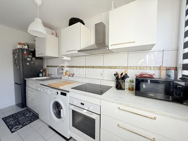 Dans une résidence CALME et VERDOYANTE, venez découvrir cet appartement de 48 m2 TRAVERSANT et LUMINEUX.
Situé au 2eme étage d'un immeuble de 3 étages, ce bien se compose d'une entrée avec rangement, un salon SPACIEUX  de 22m2, une cuisine AMENAGEE de 8m2 , une chambre de 12m2 et une SDB avec WC.

Une place de parking et une cave complète ce bien.

Les ++ :

RAPID MARKET à 1 mn à pied
Boulangerie et deux pizzeria à 5 mn
BAR TABAC et Relais Colis à 4 mn
Centre Médical à 5 mn 
Cinéma, un marché couvert TOUS LES VENDREDIS MATIN et une MICRO CRECHE à 5mn.
A 5mn à pied de l'école Elémentaire Edouard HERRIOT.
A 9 mn à pied de la Maternelle Paul LETOMBE.
A 5mn du Bus 114 qui dessert le RER A en 16mn et à 12 mn du RER E le Raincy Villemomble.
A 5 mn du PARC DES COTEAUX D'AVRON