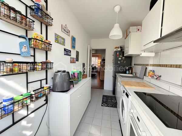 Dans une résidence CALME et VERDOYANTE, venez découvrir cet appartement de 48 m2 TRAVERSANT et LUMINEUX.
Situé au 2eme étage d'un immeuble de 3 étages, ce bien se compose d'une entrée avec rangement, un salon SPACIEUX  de 22m2, une cuisine AMENAGEE de 8m2 , une chambre de 12m2 et une SDB avec WC.

Une place de parking et une cave complète ce bien.

Les ++ :

RAPID MARKET à 1 mn à pied
Boulangerie et deux pizzeria à 5 mn
BAR TABAC et Relais Colis à 4 mn
Centre Médical à 5 mn 
Cinéma, un marché couvert TOUS LES VENDREDIS MATIN et une MICRO CRECHE à 5mn.
A 5mn à pied de l'école Elémentaire Edouard HERRIOT.
A 9 mn à pied de la Maternelle Paul LETOMBE.
A 5mn du Bus 114 qui dessert le RER A en 16mn et à 12 mn du RER E le Raincy Villemomble.
A 5 mn du PARC DES COTEAUX D'AVRON