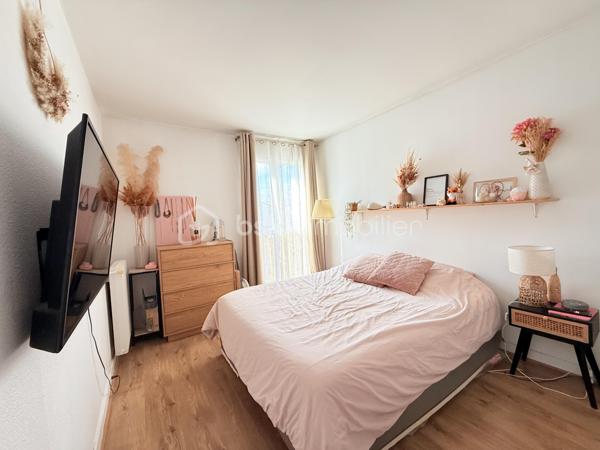 Dans une résidence CALME et VERDOYANTE, venez découvrir cet appartement de 48 m2 TRAVERSANT et LUMINEUX.
Situé au 2eme étage d'un immeuble de 3 étages, ce bien se compose d'une entrée avec rangement, un salon SPACIEUX  de 22m2, une cuisine AMENAGEE de 8m2 , une chambre de 12m2 et une SDB avec WC.

Une place de parking et une cave complète ce bien.

Les ++ :

RAPID MARKET à 1 mn à pied
Boulangerie et deux pizzeria à 5 mn
BAR TABAC et Relais Colis à 4 mn
Centre Médical à 5 mn 
Cinéma, un marché couvert TOUS LES VENDREDIS MATIN et une MICRO CRECHE à 5mn.
A 5mn à pied de l'école Elémentaire Edouard HERRIOT.
A 9 mn à pied de la Maternelle Paul LETOMBE.
A 5mn du Bus 114 qui dessert le RER A en 16mn et à 12 mn du RER E le Raincy Villemomble.
A 5 mn du PARC DES COTEAUX D'AVRON
