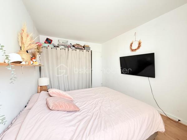 Dans une résidence CALME et VERDOYANTE, venez découvrir cet appartement de 48 m2 TRAVERSANT et LUMINEUX.
Situé au 2eme étage d'un immeuble de 3 étages, ce bien se compose d'une entrée avec rangement, un salon SPACIEUX  de 22m2, une cuisine AMENAGEE de 8m2 , une chambre de 12m2 et une SDB avec WC.

Une place de parking et une cave complète ce bien.

Les ++ :

RAPID MARKET à 1 mn à pied
Boulangerie et deux pizzeria à 5 mn
BAR TABAC et Relais Colis à 4 mn
Centre Médical à 5 mn 
Cinéma, un marché couvert TOUS LES VENDREDIS MATIN et une MICRO CRECHE à 5mn.
A 5mn à pied de l'école Elémentaire Edouard HERRIOT.
A 9 mn à pied de la Maternelle Paul LETOMBE.
A 5mn du Bus 114 qui dessert le RER A en 16mn et à 12 mn du RER E le Raincy Villemomble.
A 5 mn du PARC DES COTEAUX D'AVRON