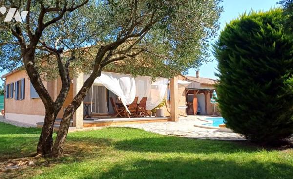 Villa de plain-pied avec piscine et jardin arboré