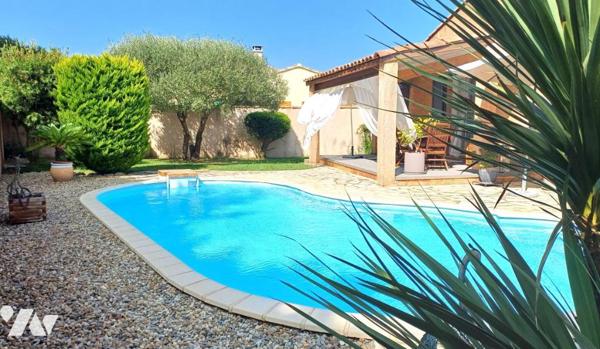Villa de plain-pied avec piscine et jardin arboré