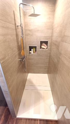 Villa de plain-pied avec piscine et jardin arboré