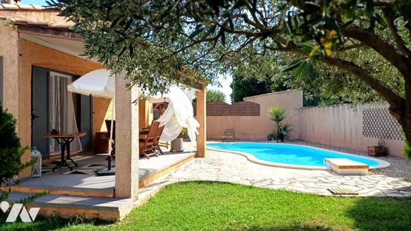 Villa de plain-pied avec piscine et jardin arboré