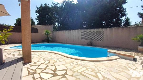 Villa de plain-pied avec piscine et jardin arboré