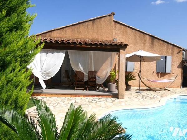 Villa de plain-pied avec piscine et jardin arboré