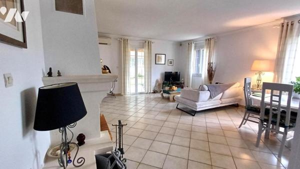 Villa de plain-pied avec piscine et jardin arboré