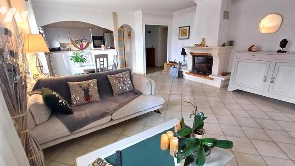 Villa de plain-pied avec piscine et jardin arboré