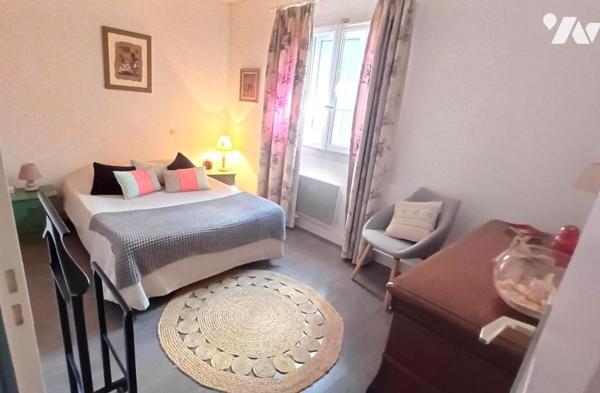 Villa de plain-pied avec piscine et jardin arboré