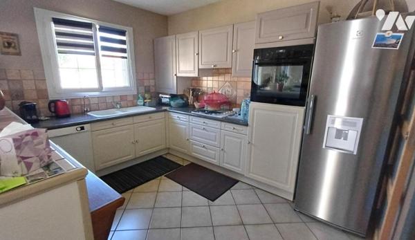 Villa de plain-pied avec piscine et jardin arboré