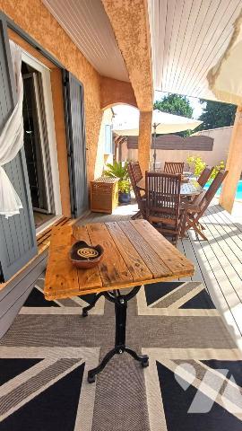 Villa de plain-pied avec piscine et jardin arboré