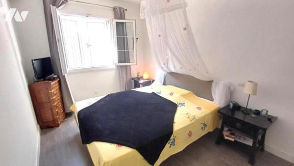 Villa de plain-pied avec piscine et jardin arboré