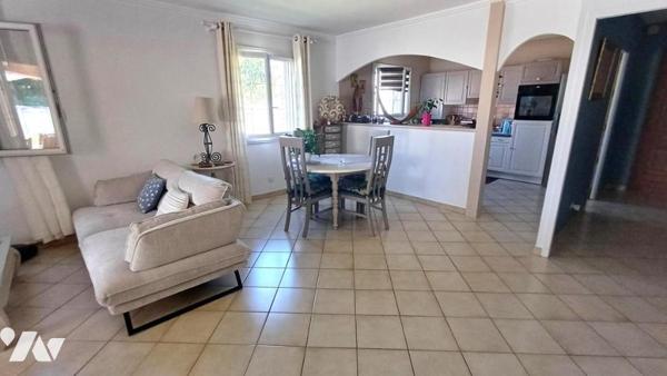 Villa de plain-pied avec piscine et jardin arboré