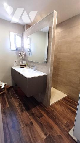 Villa de plain-pied avec piscine et jardin arboré