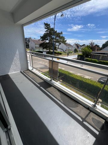 À louer à l'année ? Studio cabine de 40 m² avec balcon et garage privatif