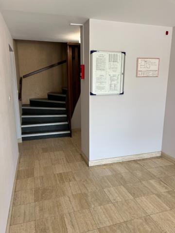 À louer à l'année ? Studio cabine de 40 m² avec balcon et garage privatif