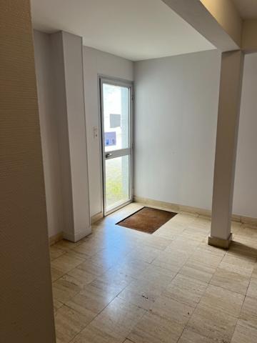 À louer à l'année ? Studio cabine de 40 m² avec balcon et garage privatif