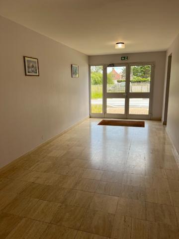 À louer à l'année ? Studio cabine de 40 m² avec balcon et garage privatif