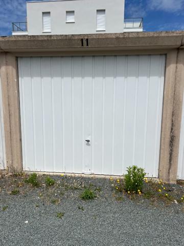 À louer à l'année ? Studio cabine de 40 m² avec balcon et garage privatif