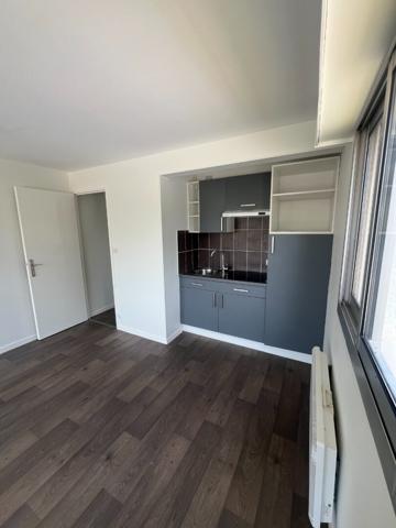À louer à l'année ? Studio cabine de 40 m² avec balcon et garage privatif