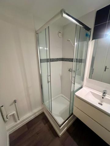 À louer à l'année ? Studio cabine de 40 m² avec balcon et garage privatif