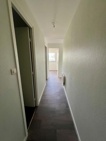 À louer à l'année ? Studio cabine de 40 m² avec balcon et garage privatif