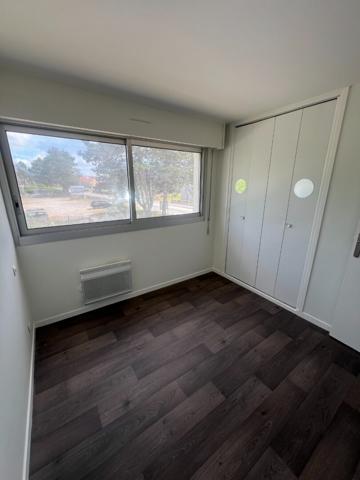 À louer à l'année ? Studio cabine de 40 m² avec balcon et garage privatif