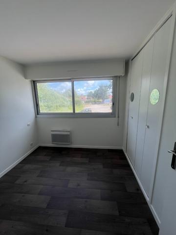 À louer à l'année ? Studio cabine de 40 m² avec balcon et garage privatif