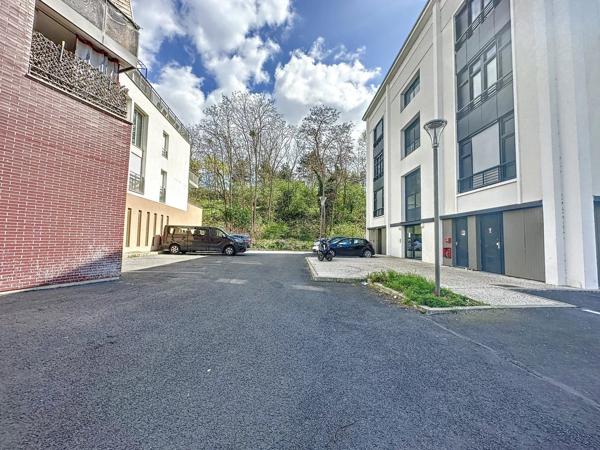Superbe T3 avec vue sur parc dans résidence récente – parking