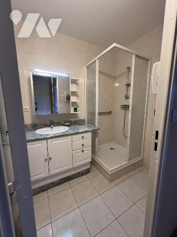 Appartement 84 m², proche mémorial et clinique Saint Martin. Parking couvert.