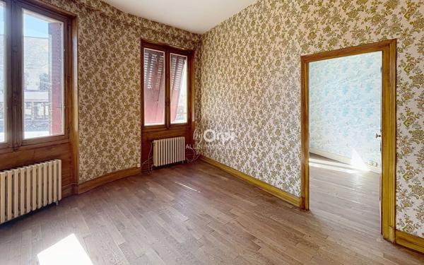 Immeuble à vendre    7 pièces •  Vallon-en-Sully