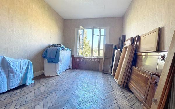 Immeuble à vendre    7 pièces •  Vallon-en-Sully