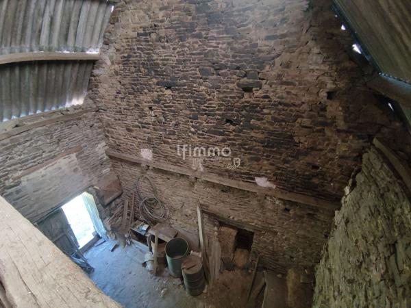 Charmante maison en pierre à rénover dans cadre paisible