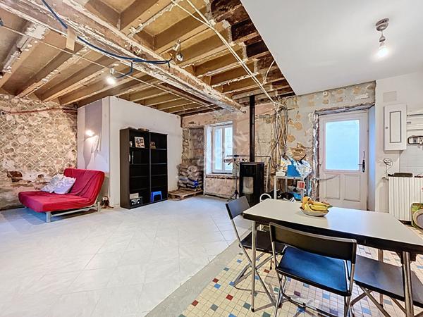 Maison de bourg à vendre au coeur de Montguillon avec deux chambres et un terrain de plus de 300m2