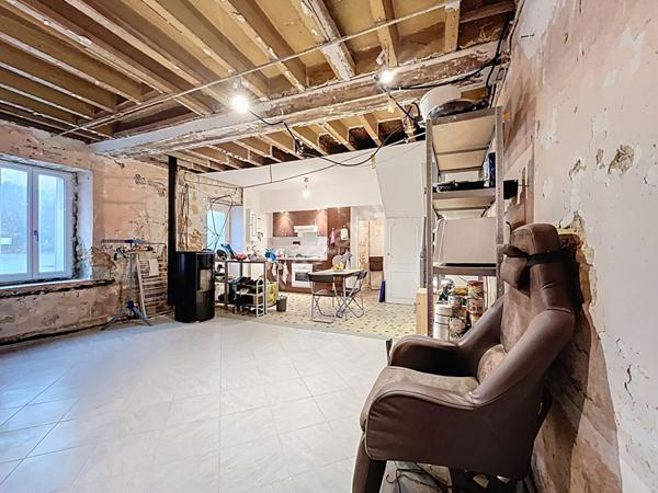 Maison de bourg à vendre au coeur de Montguillon avec deux chambres et un terrain de plus de 300m2