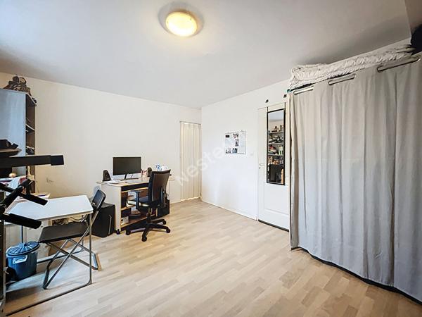 Maison de bourg à vendre au coeur de Montguillon avec deux chambres et un terrain de plus de 300m2