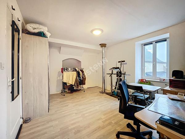 Maison de bourg à vendre au coeur de Montguillon avec deux chambres et un terrain de plus de 300m2