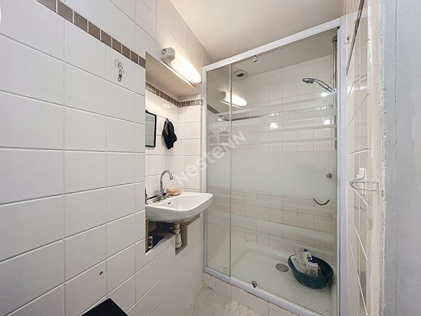 Maison de bourg à vendre au coeur de Montguillon avec deux chambres et un terrain de plus de 300m2