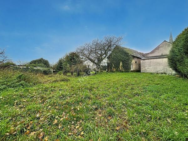 Maison de bourg à vendre au coeur de Montguillon avec deux chambres et un terrain de plus de 300m2