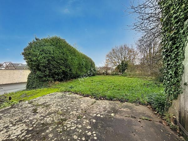 Maison de bourg à vendre au coeur de Montguillon avec deux chambres et un terrain de plus de 300m2